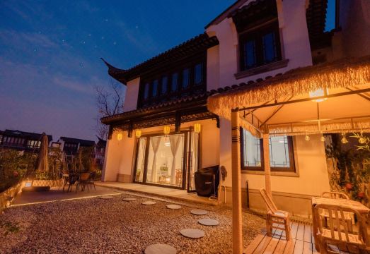 Serene Lotus Waterfront Retreat (Jiangnan Boutique Homestay in Shanghai Zhujiajiao Ancient Town) Hotel Overview