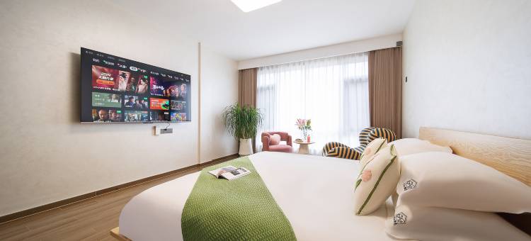 朵朵和满意的小院图片