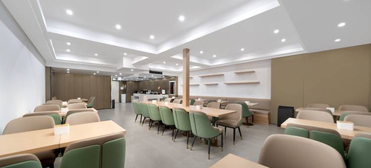 潮漫酒店(长白山美人松雕塑公园艾丽斯风情街店)图片