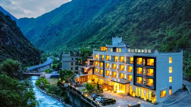 理县山果温泉民宿(理小路毕棚沟景区店)