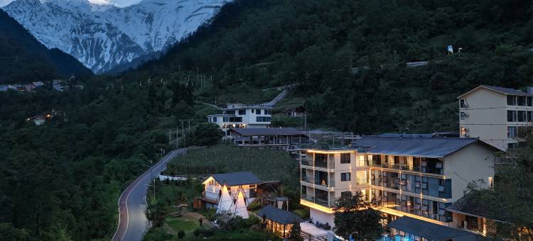 远景悬浮丨雪山温泉·山野疗愈设计师美宿(海螺沟冰川森林公园店)图片