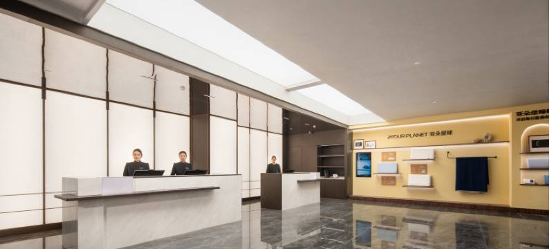 重庆解放碑临江门地铁站亚朵酒店图片