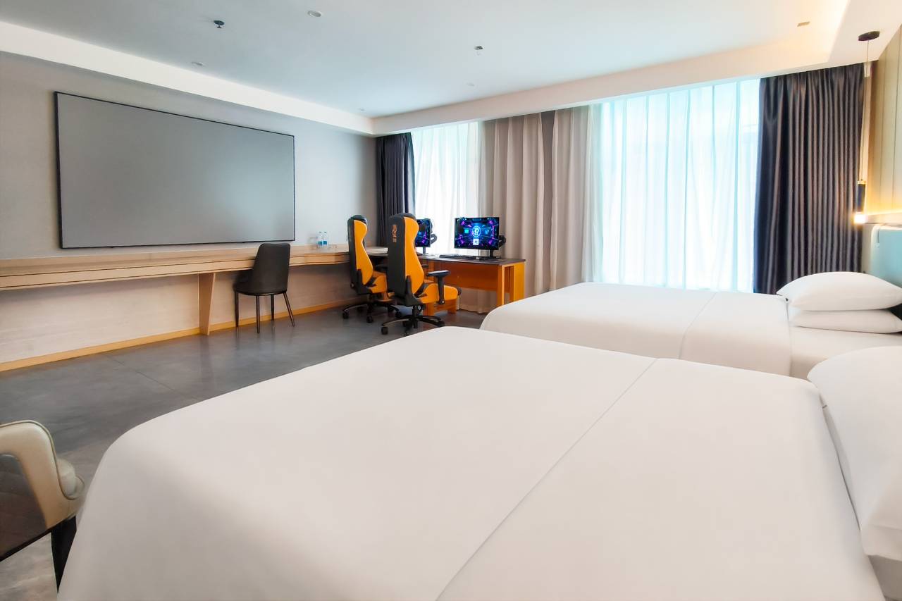 亚信电竞民宿(普宁广场万泰新天地店)