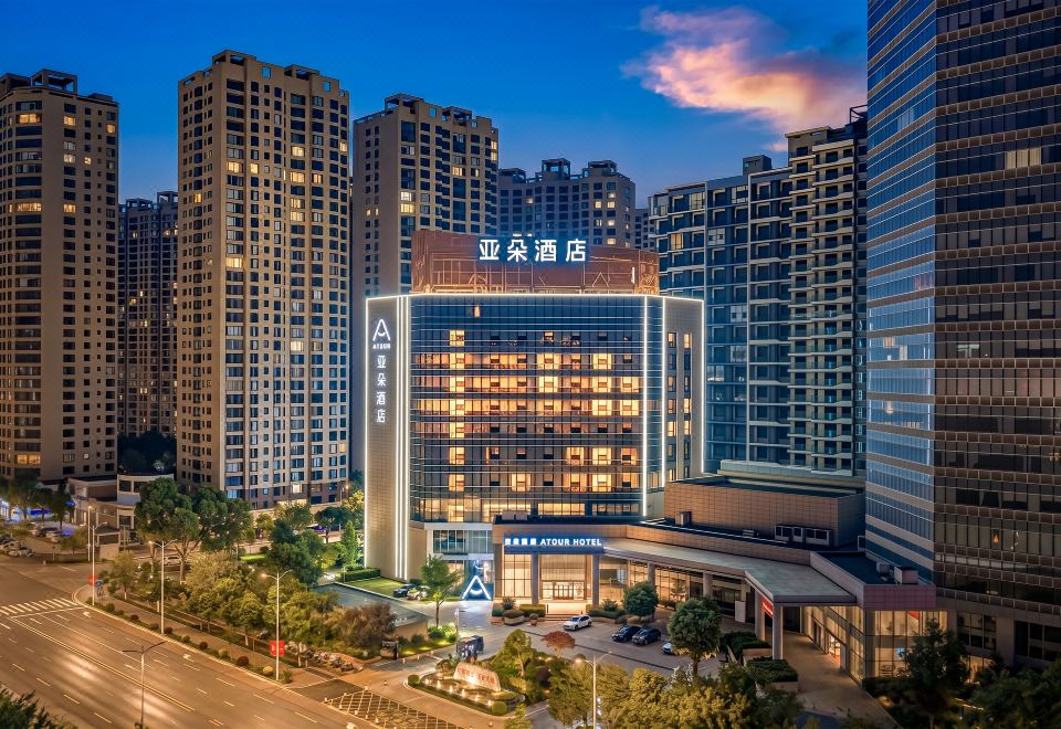 玉溪红塔聂耳音乐广场亚朵酒店