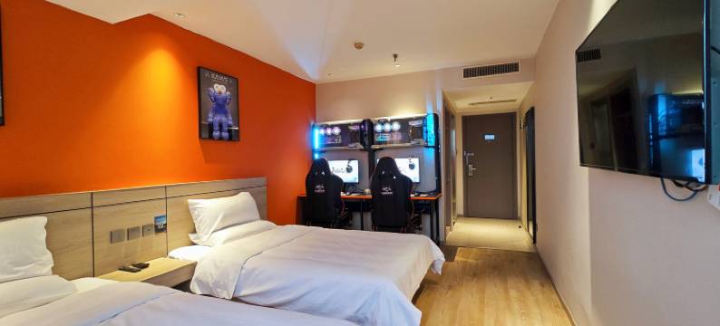 尖峰·悦电竞酒店(鞍山万象汇火车站店)图片