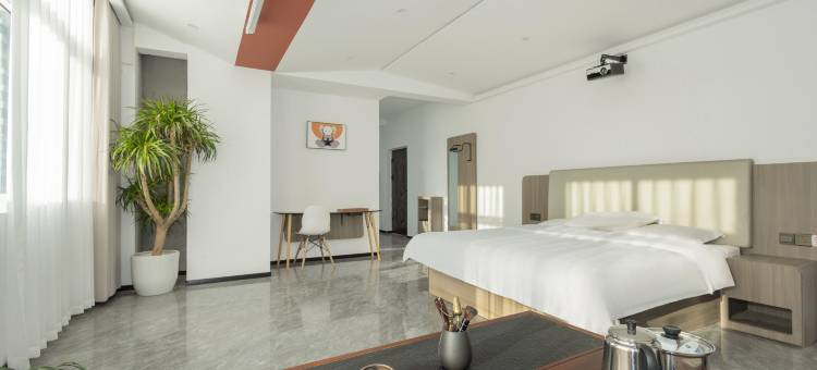 云畔影视酒店(安阳高铁东站站前广场迎宾公园店)图片