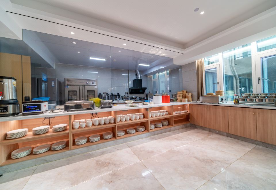 Hongqi Hotel Hotel Overview