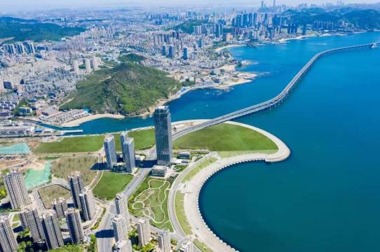 大连高新万达星海湾大桥海景亚朵酒店图片