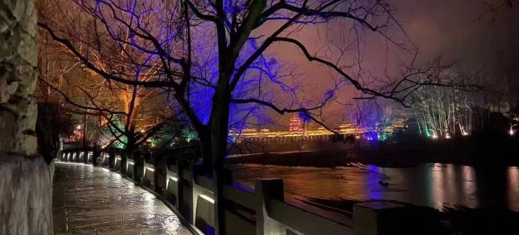 龙山惹巴拉民俗楼图片