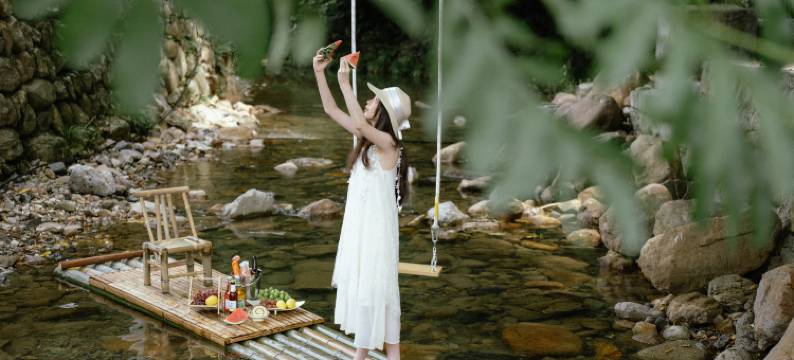 安吉·听溪·Tingxee溯溪秋千纯白风私汤度假美宿图片