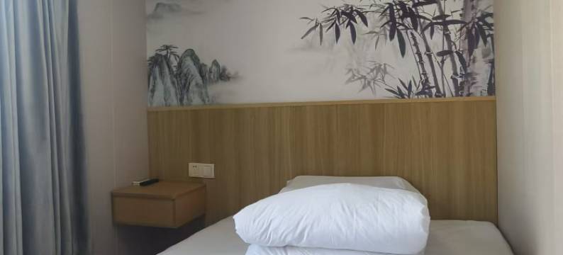 蓝湾轻享酒店(凤凰西街云锦路地铁站店)图片