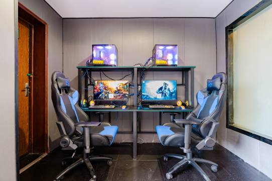 竞族电竞民宿(南昌沥山地铁站店)