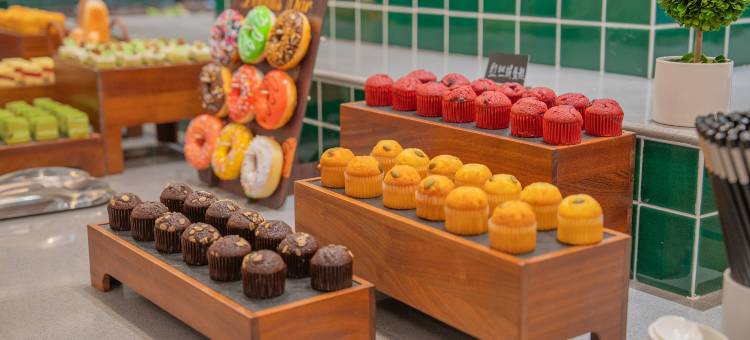 悦森·空港大酒店(万达广场政务中心店)图片