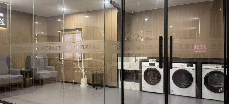 枕畔・皇庭WARMWORLDS•MAGNLWMCENWS180°观景设计酒店(DL胖东来店)图片