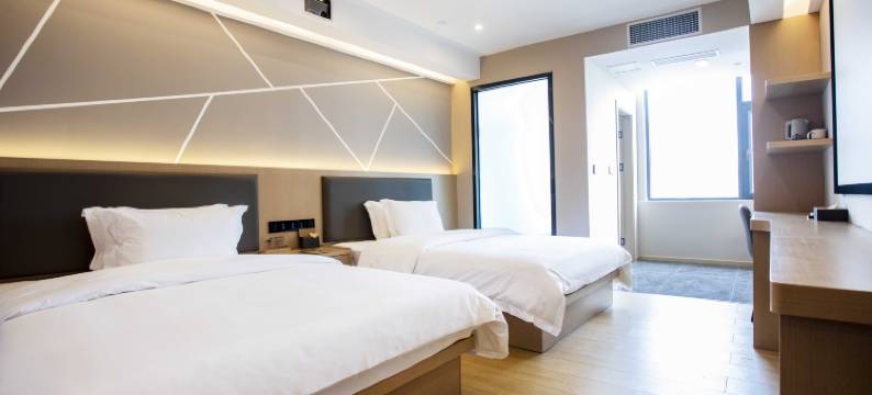 馨悦假日酒店(陆良图腾商业中心春光路店)图片