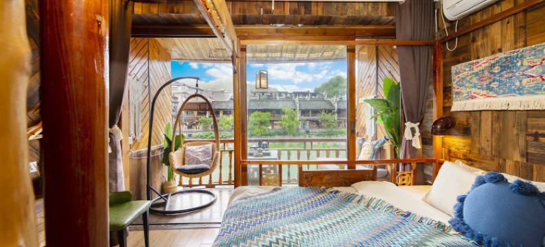 凤凰山雨·桐富吊脚楼江景民宿【虹桥店】图片