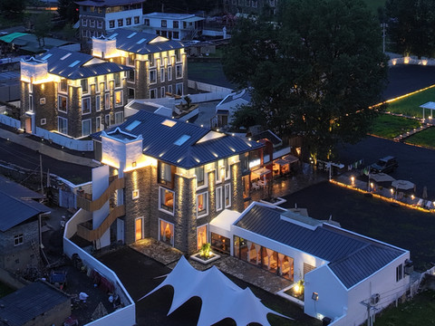 新都桥悠然牧云设计师艺术酒店