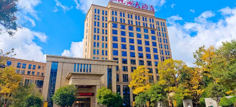 陆良弘悦湖大酒店图片