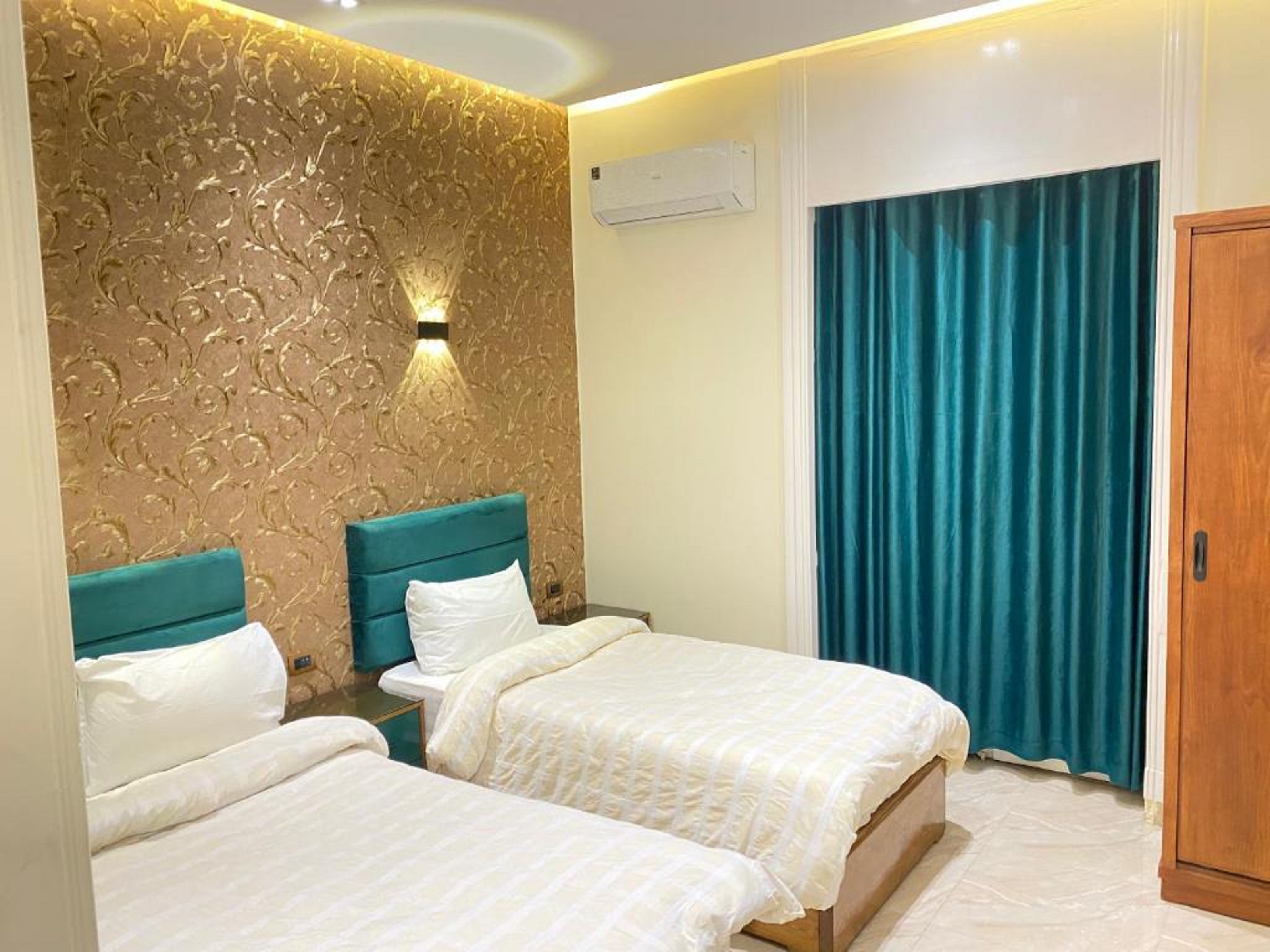 Richmond HotelOver view