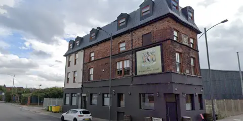 OYO皇家紋章酒店及酒吧