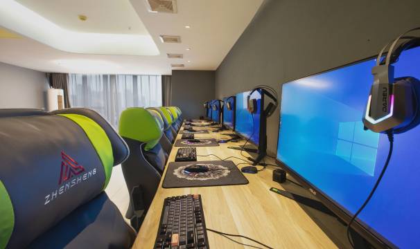 十九楼电竞酒店(绿地国际金融城三角路地铁站店)