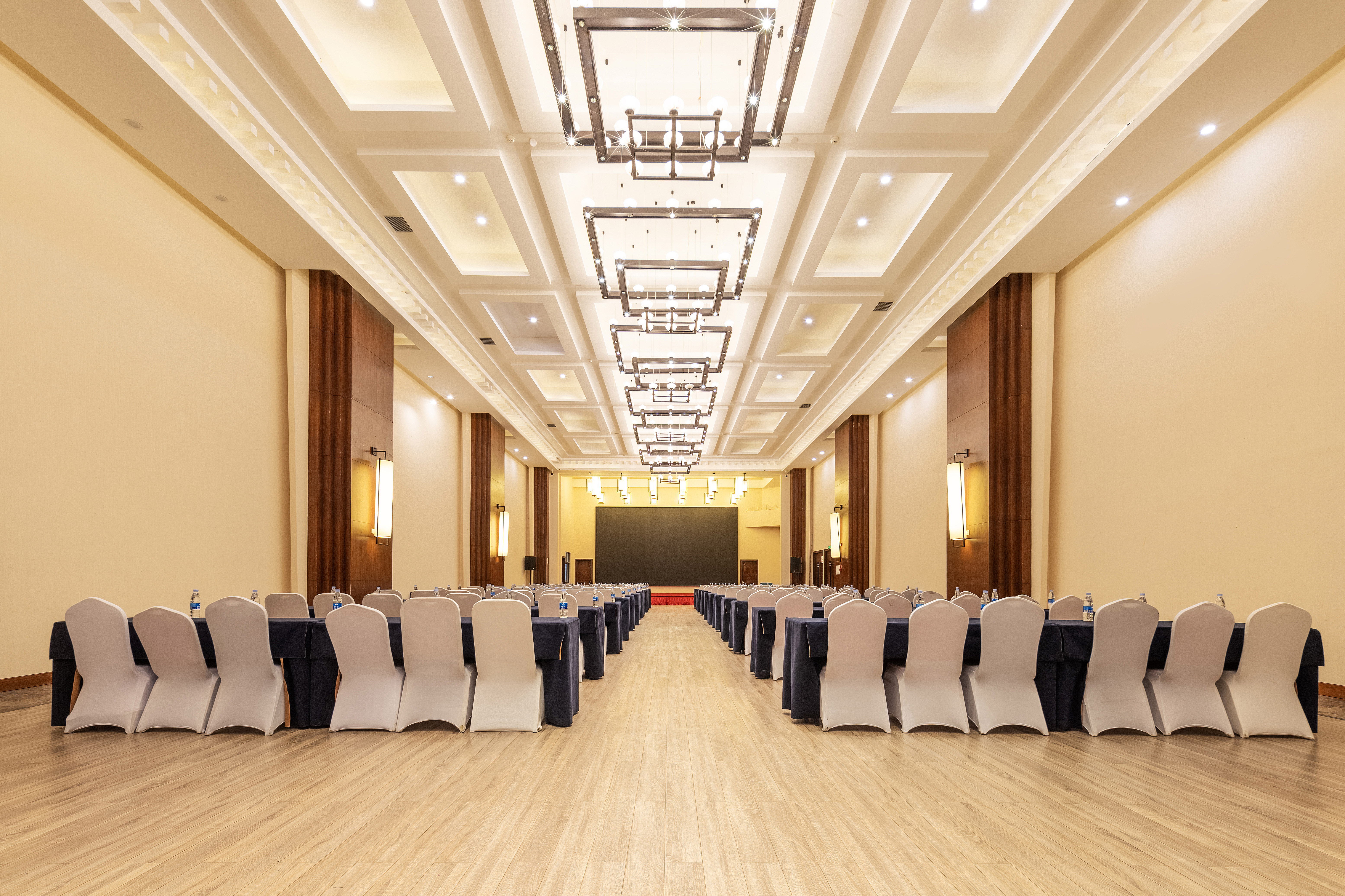 Qomo Langzong Hotel Over view