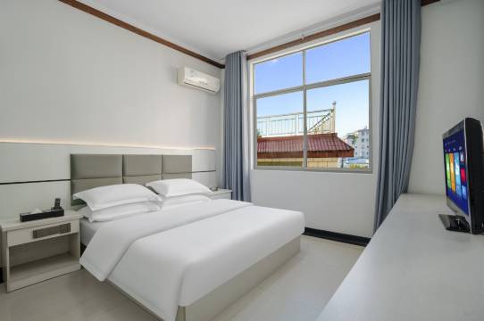 金盛商务酒店(蒙自新天地步行街南湖公园店)