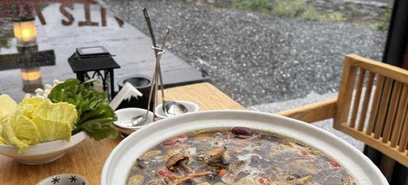 四姑娘山等风来雪山民宿(长坪沟景区长青山寨观景平台店)图片