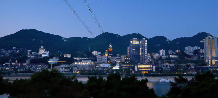 重庆山南雨江景度假别墅(解放碑洪崖洞店)图片