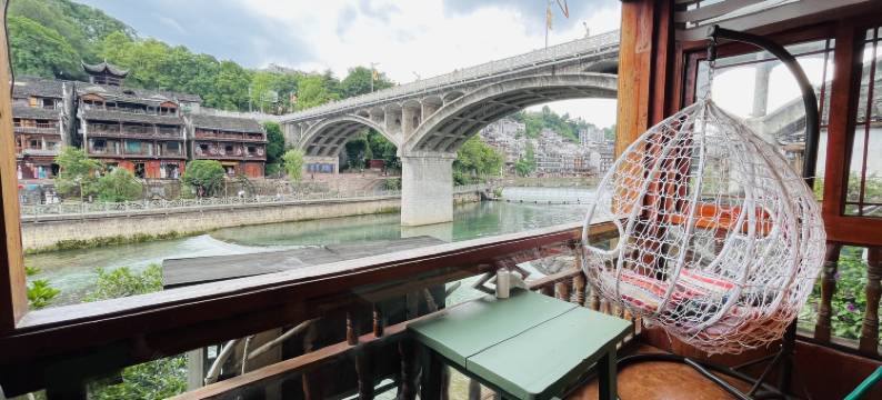 在路上江景民宿(凤凰古城店)图片