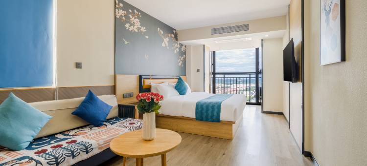 观山·鸣悦假日酒店(南宁东盟开发区客运站小帽山美食城店)图片