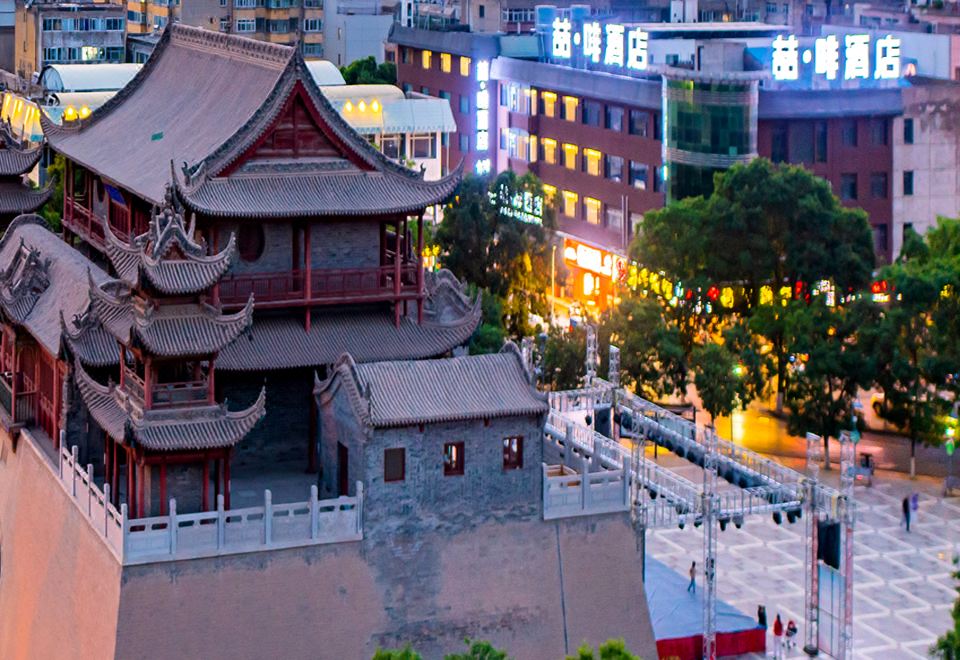喆啡酒店(银川鼓楼步行街玉皇阁店)外景图
