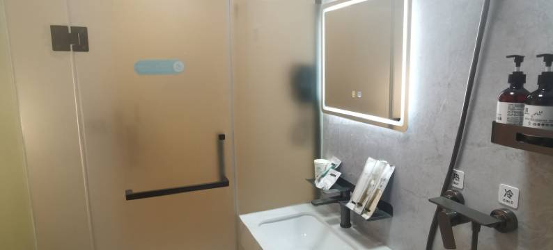 深圳金荷花商务酒店(坪山高铁站店)图片