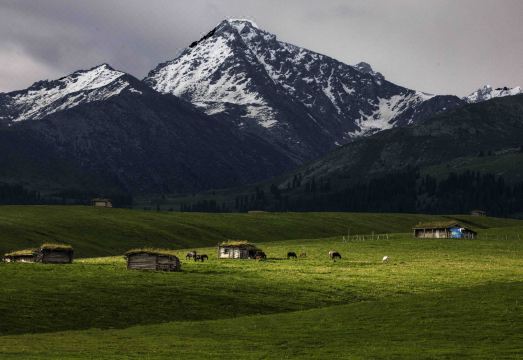 昭苏山与谷民宿外景图