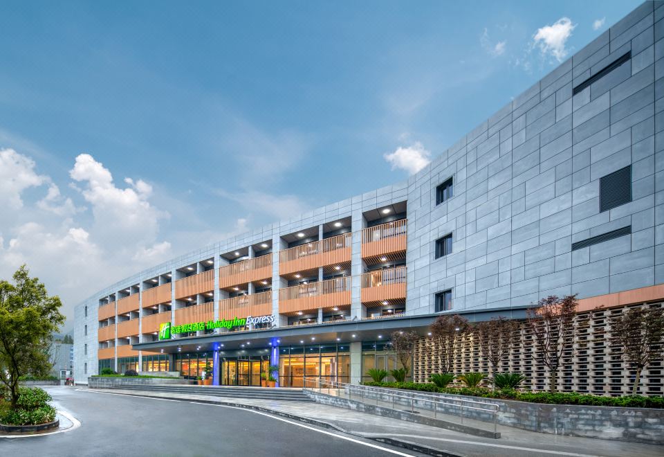 南京欢乐谷智选假日酒店外景图