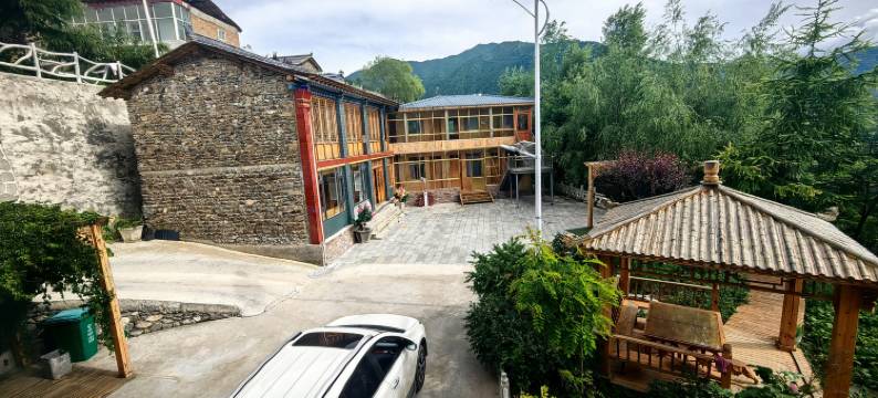 拉尕山青松山庄图片