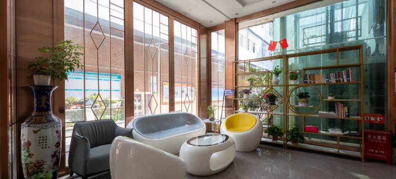 萌青春酒店(昆明火车站店)图片