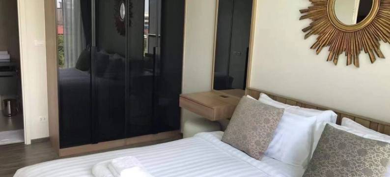 普吉芭东无边泳池豪华公寓(The DECK Condominium)图片