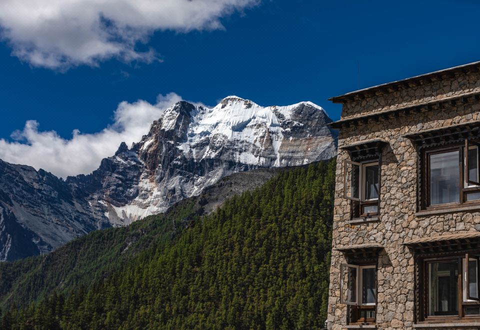 松赞亚丁山居外景图