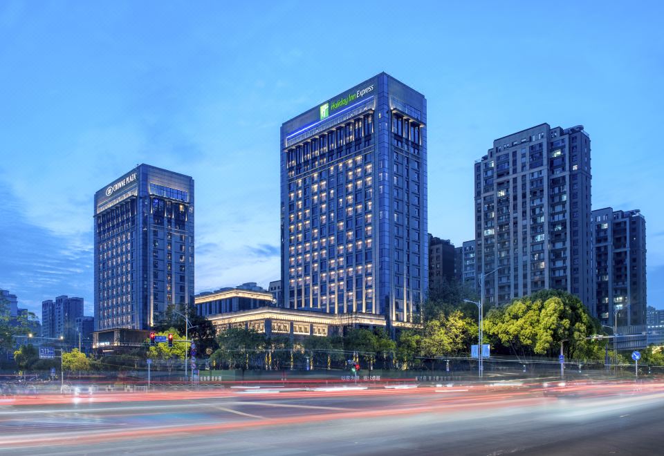 如皋中心智选假日酒店外景图