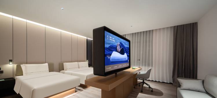 威海站韩乐坊不夜城亚朵酒店图片