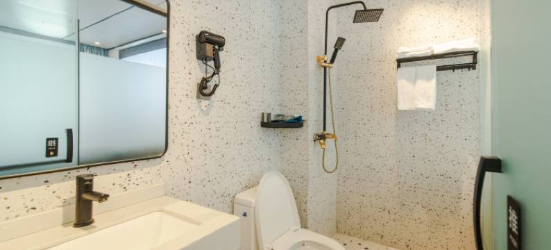 北海银滩逸龙影音酒店(国际客运港码头店)图片