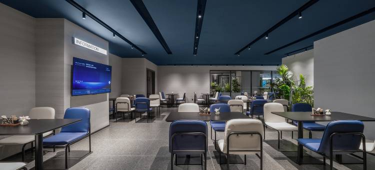 重庆解放碑较场口地铁站轻居酒店图片