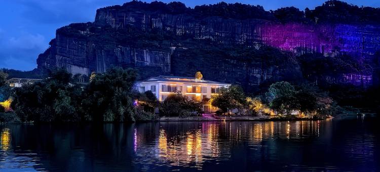 悠然江畔设计师艺术酒店图片