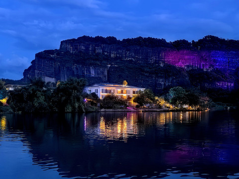 悠然江畔设计师艺术酒店