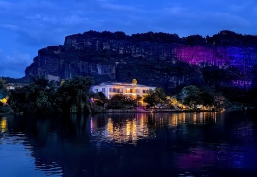 悠然江畔设计师艺术酒店外景图