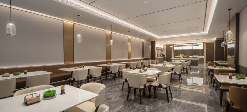 重庆解放碑临江门地铁站亚朵酒店图片