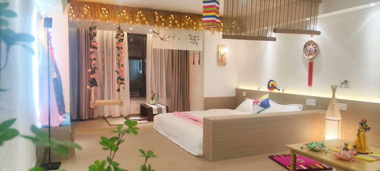 拾忆·轻奢网红观影民宿(延吉延边大学网红墙店)图片