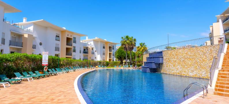 海景公寓，设有 3 个宽敞的露台、2 个游泳池和网球场(BnB Homes Ocean View Apartment with 3 Spacious Terraces, 2 Swimming Pools & Tennis Court)图片