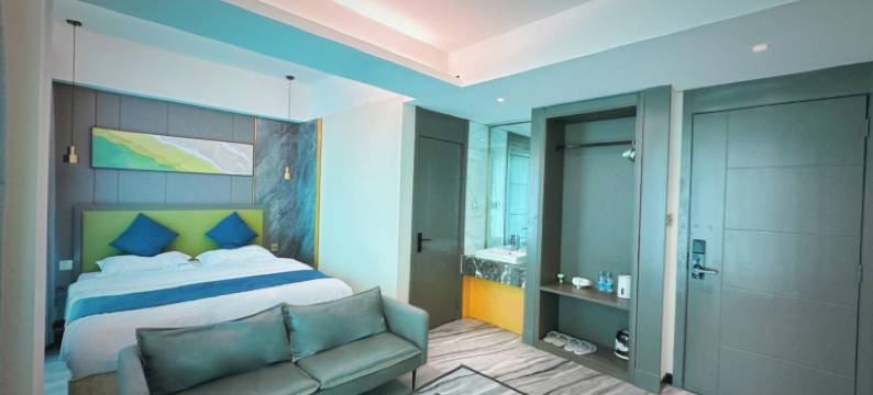 三亚海蓝湾度假酒店(海月广场外贸路美食街店)图片